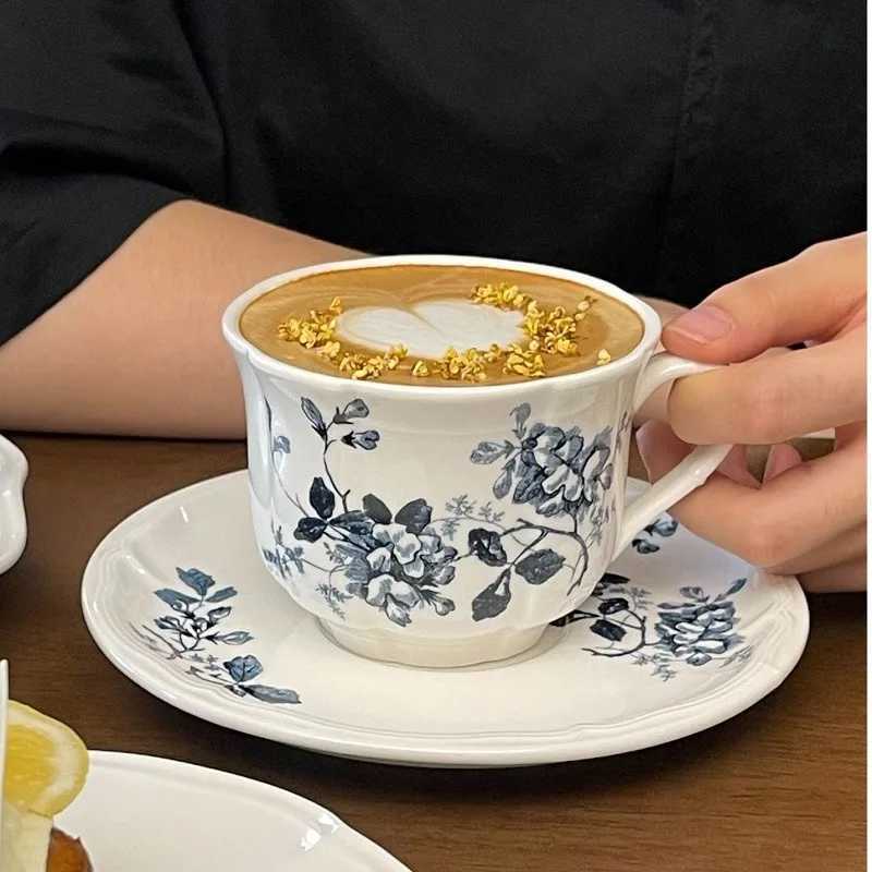 Creative French retro light luxury ceramic cup and sauce set medieval blue flower latte cup afternoon tea set Y241211