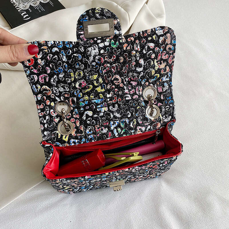 Korean version versatile chain underarm bag for women, niche graffiti style single shoulder crossbody unique small square bag, 2024 new style, chic an
