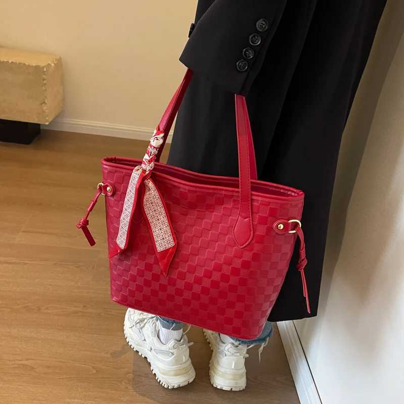 2024 New Wens Bag Fi Trend Shoder Bag Leisure Cmuter Handbag Minimalist Design Red Large Capacity New Year Z241212