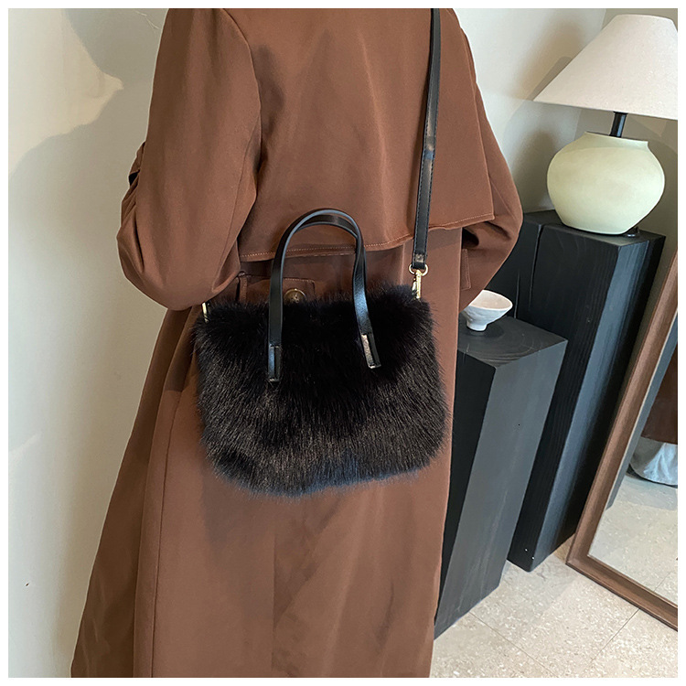 Hot Selling New Plush Handbag Autumn And Winter Large Capacity Outdoor Bag Commuting Handbag Multifunctional Furry Women's Bag