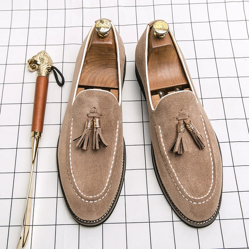 Fashion mens tassel suede smooth leather driving shoes mens Moccasins retro Pointed Banquet Social Shoes mens 241211