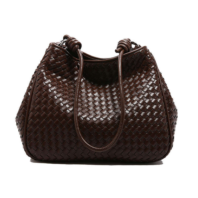 Large capacity woven women's texture armpit commuting French high-end lightweight crossbody bag, 2024 temperament versatile new trendy clothing i