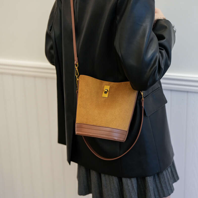 Suede Bucket Bags for Women Shoulder Purses Tote Bag and Handbags Cross Body Designer Shoulder Bag Bucket Bag Ladies with Adjustable Strap