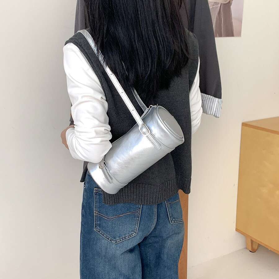 2025 fashion new Korean version ins handheld cylindrical niche trend single shoulder bag, women's commuting simple armpit bag