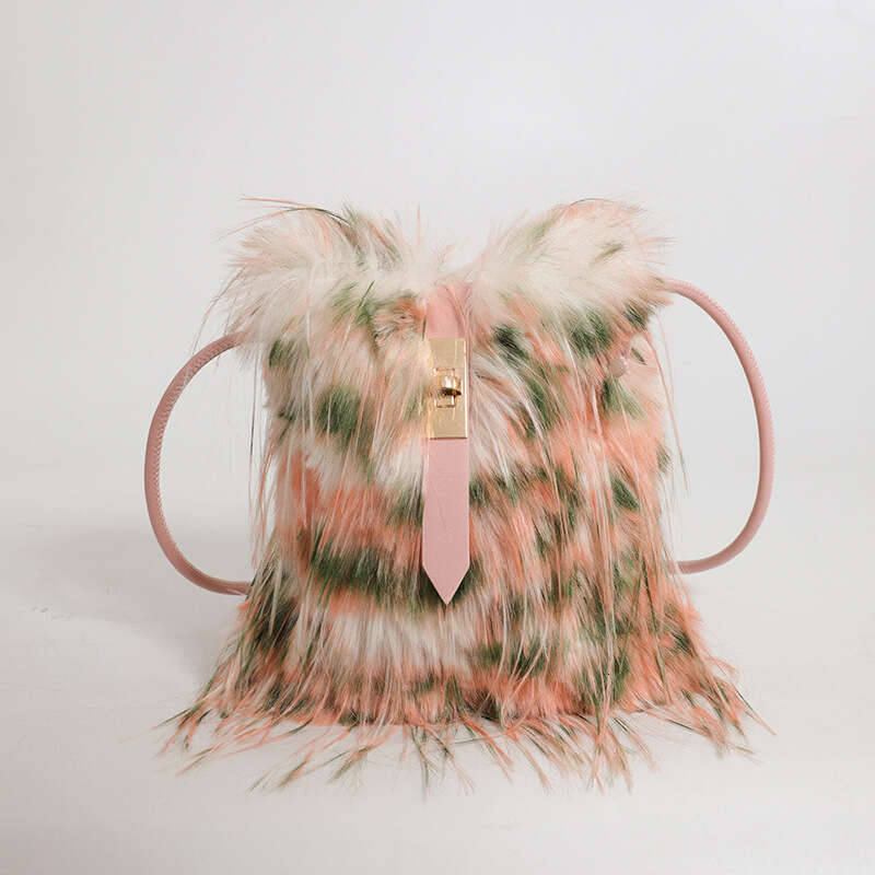 Winter super cool plush for women 2025 new model, tassel contrasting color shoulder bag, crossbody furry phone bag