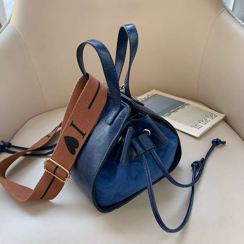 Small niche design women's autumn and winter stylish single shoulder crossbody drawstring bucket bag retro texture handbag 2024 temperament versa