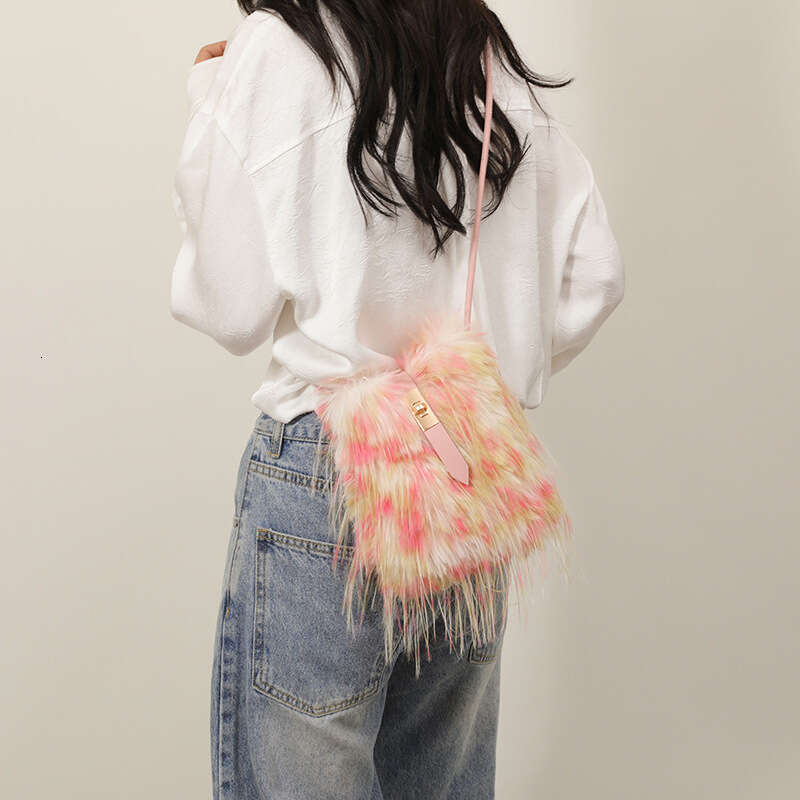 Winter super cool plush for women 2025 new model, tassel contrasting color shoulder bag, crossbody furry phone bag
