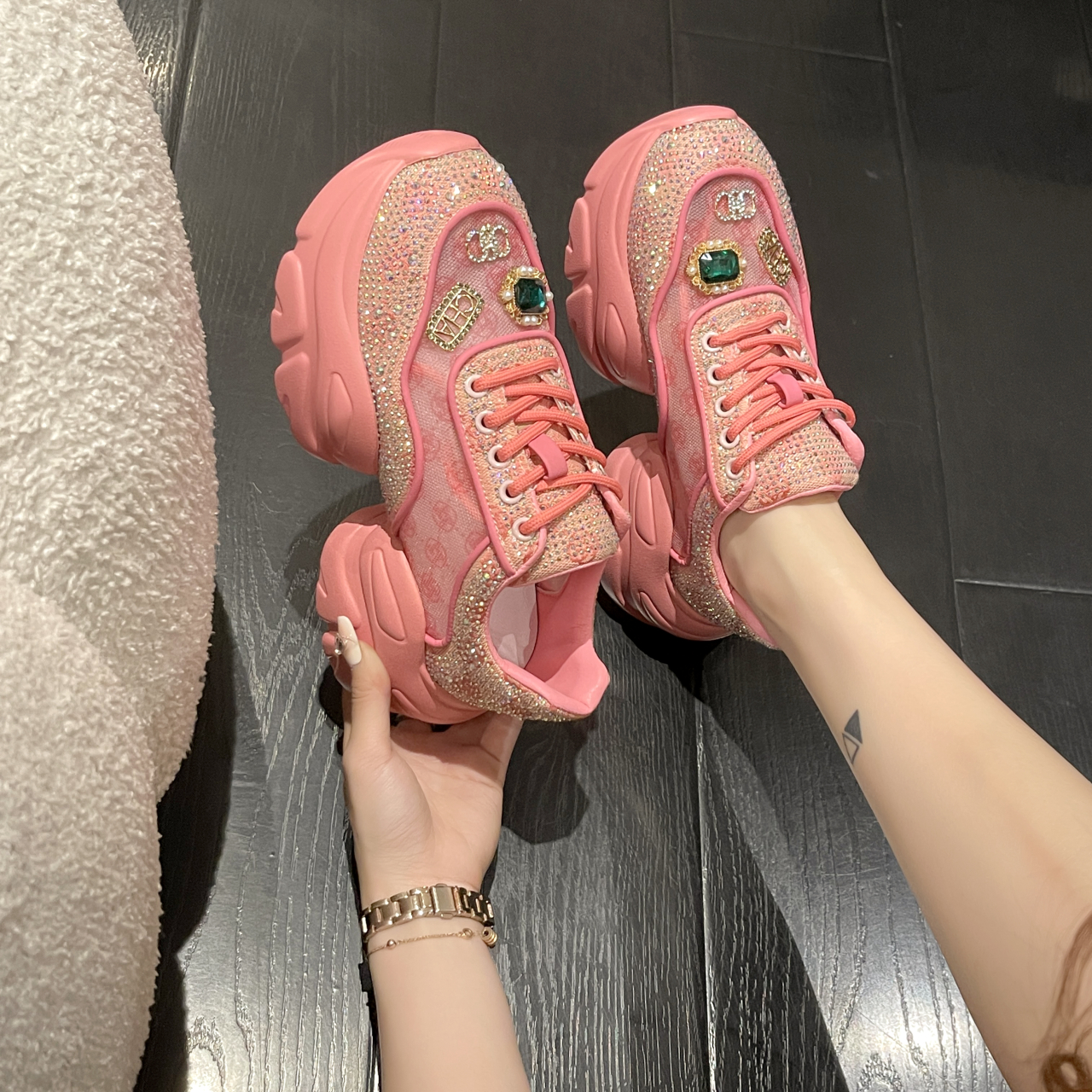 2025 new women's sports shoes luxury diamond casual shoes breathable designer casual thick soled sports shoes height increasing soft soled outdoo