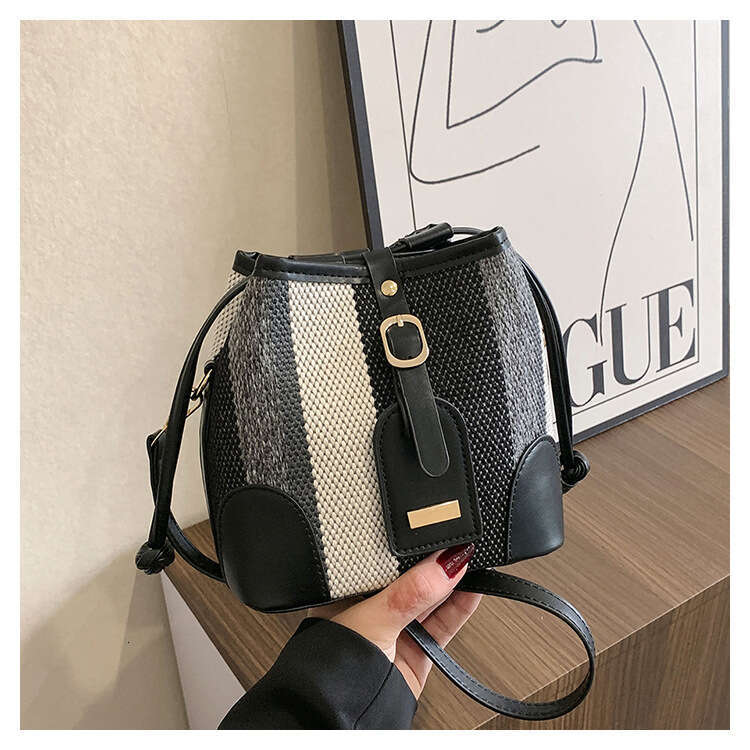 Striped Contrasting Color Hand-Held Bucket Autumn New Item, Korean Version, And Stylish Single Shoulder Crossbody Bag, Fashionable Quality, Classic