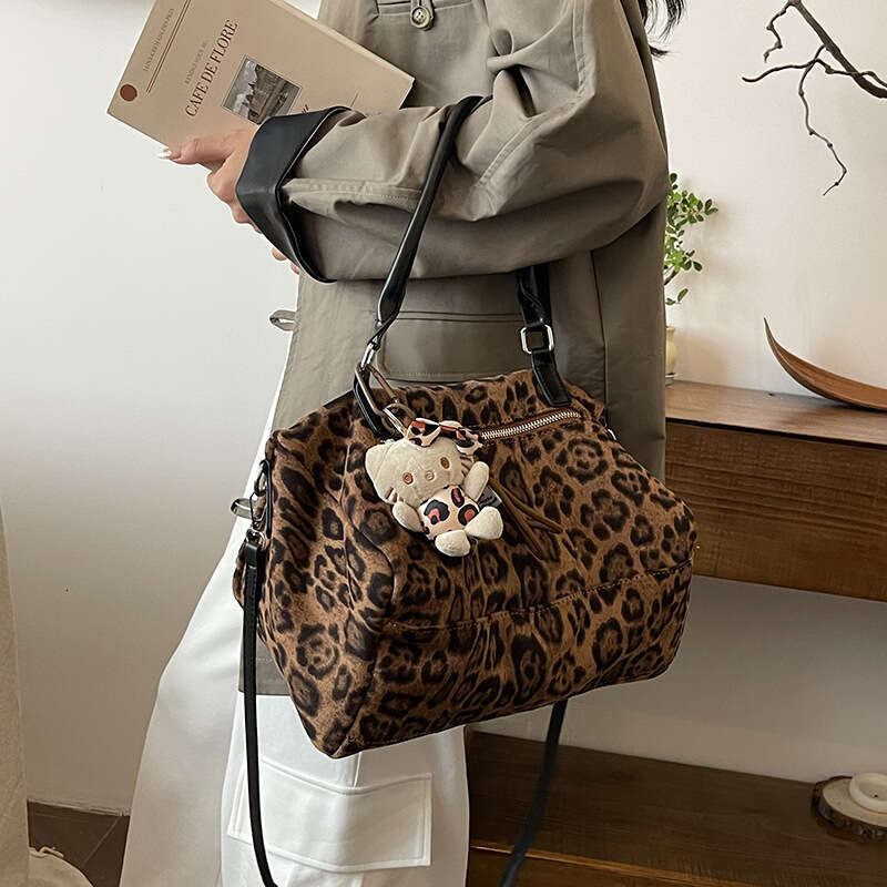 Leopard print female niche design, lazy style crossbody large capacity trendy armpit single shoulder commuting bag, 2024 new casual fashion trend clot