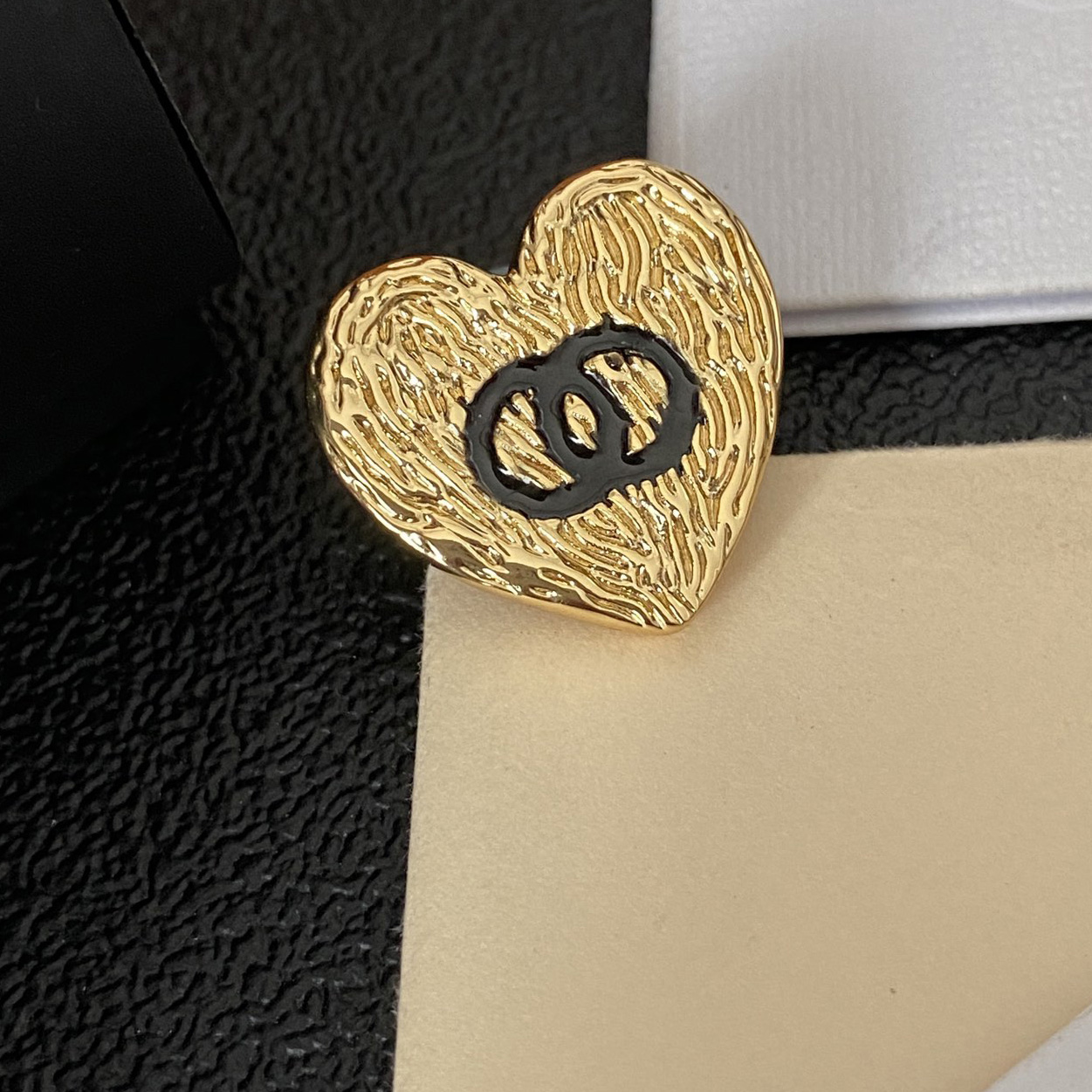 Jewelry Plated Brooches Heart Gold Classical Metal Brooches with Stamp High Quality Womens Brooch Fashion Accessories Christmas Gifts Will Not Fade