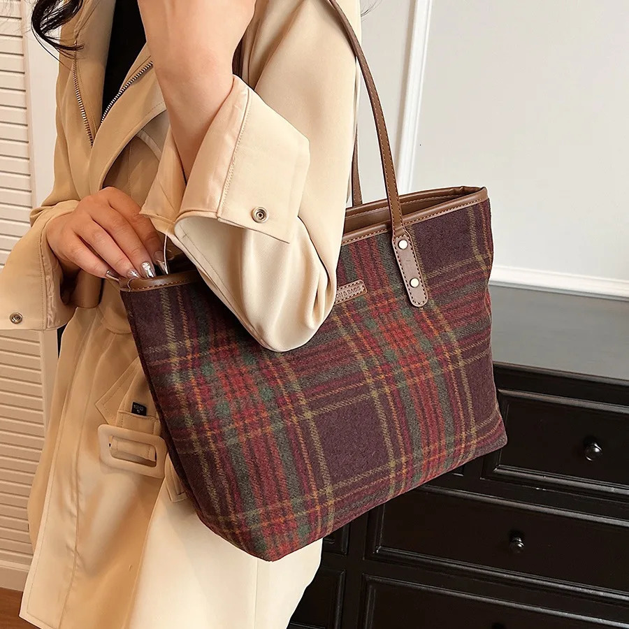 Checkered Large Bag for Womens Autumn/Winter Trendy Korean Retro Tote Bag Academy Style Large Capacity Bag 241206