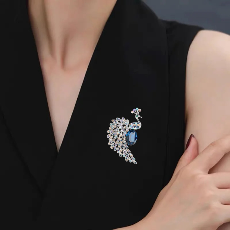 Diamond Peacock Bird Cage Pin Jewelry Banquet Christmas Elegant Coat Accessories and Gifts 241210