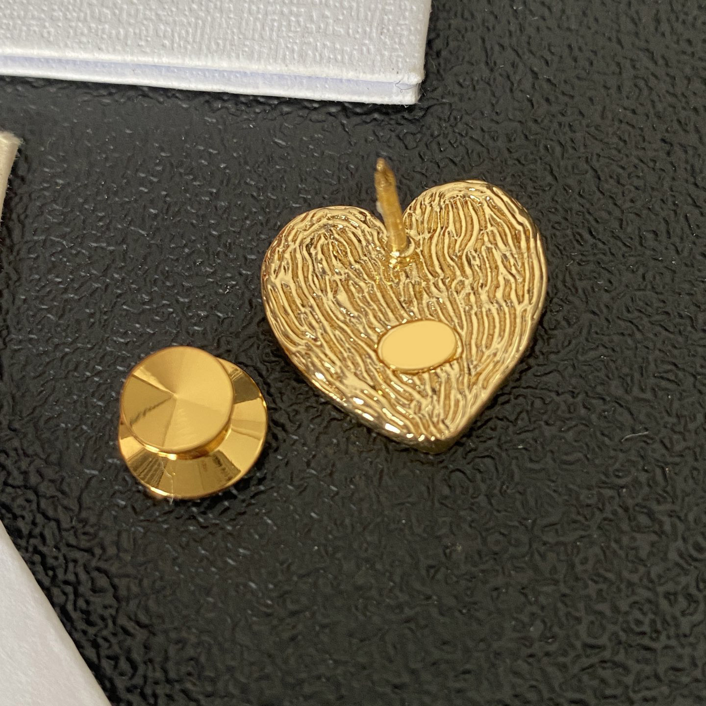 Jewelry Plated Brooches Heart Gold Classical Metal Brooches with Stamp High Quality Womens Brooch Fashion Accessories Christmas Gifts Will Not Fade