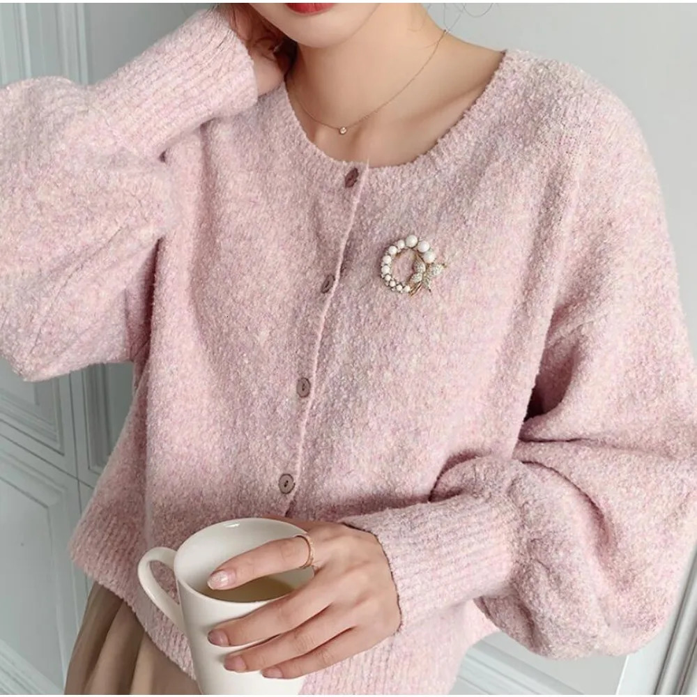 Fashion pearl and brooch womens Baroque fashion butterfly clothing accessories wedding gifts 241210