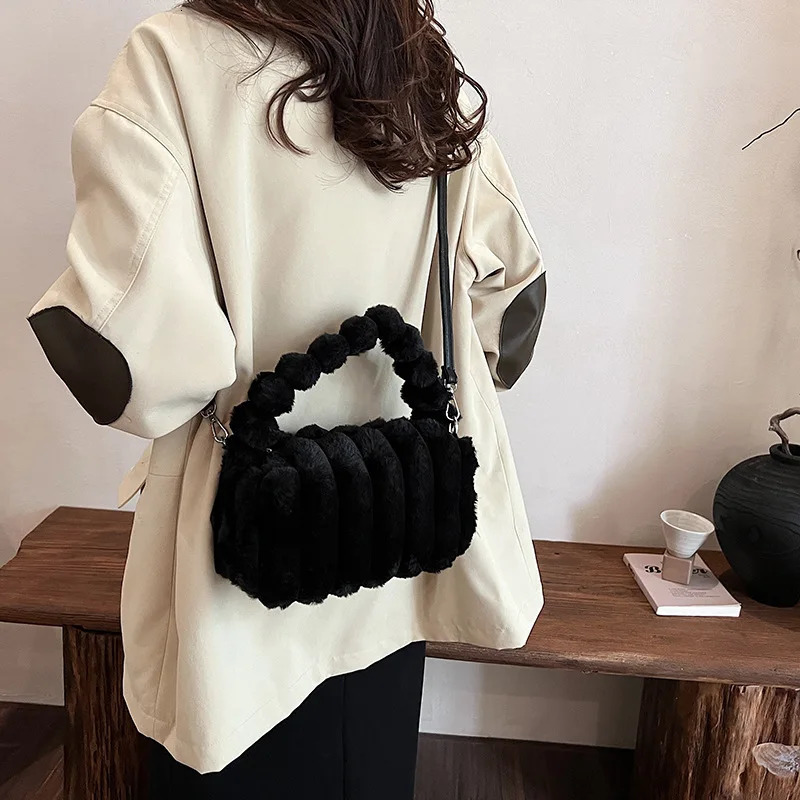 Plush Bag for Women Simple Edition Messenger Bag Fashion and Leisure Portable Fluffy Pillow Bag 241205