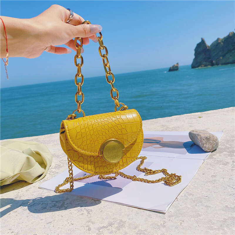 Internet celebrity accessory small women's stone patterned chain saddle air cushion mouth red envelope niche crossbody bag 2024 new casual versat