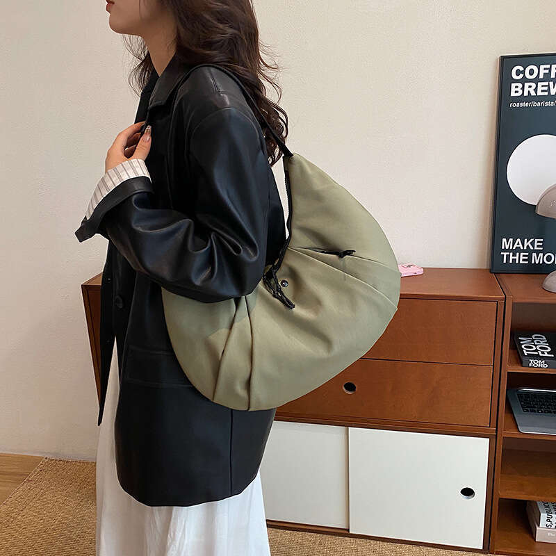 Korean version niche design nylon armpit commuting bag for women, outdoor functional style shoulder bag, 2024 new casual fashion trend clothing