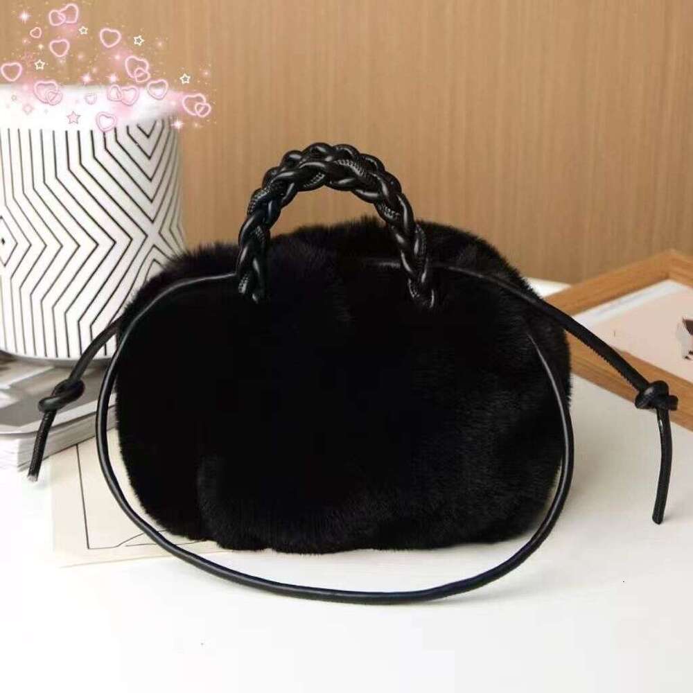 Cloud high-end plush versatile one shoulder bag, cute and fashionable