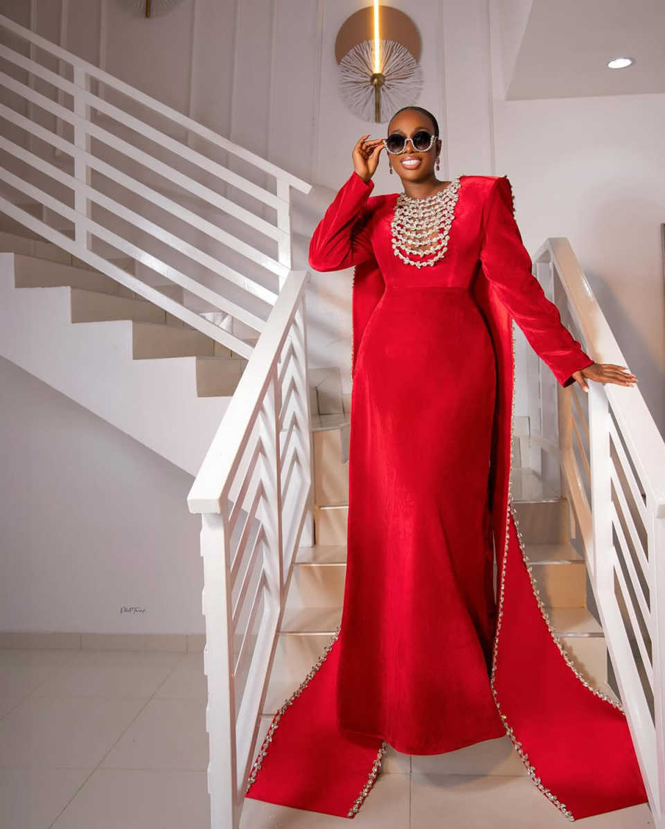 Luxurious Sheath Evening Dresses Satin Beaded Rhinestones Jewel Neck Long Sleeve Prom Gowns Formal Party Fashion Show Wear
