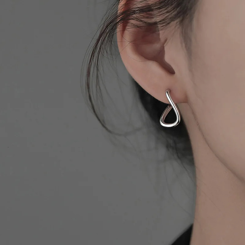2024 Korean Silver Color Hoop Earrings for Women Trend Vintage Geometric Irregular Dislocation Ear Studs Earring Jewelry 241213