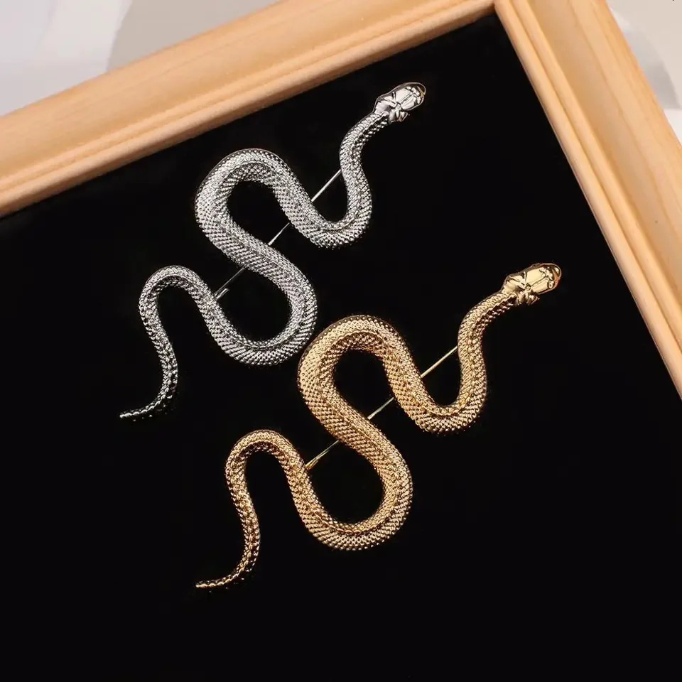 Retro snake shaped brooch suitable for women gold animal party office gift 241210