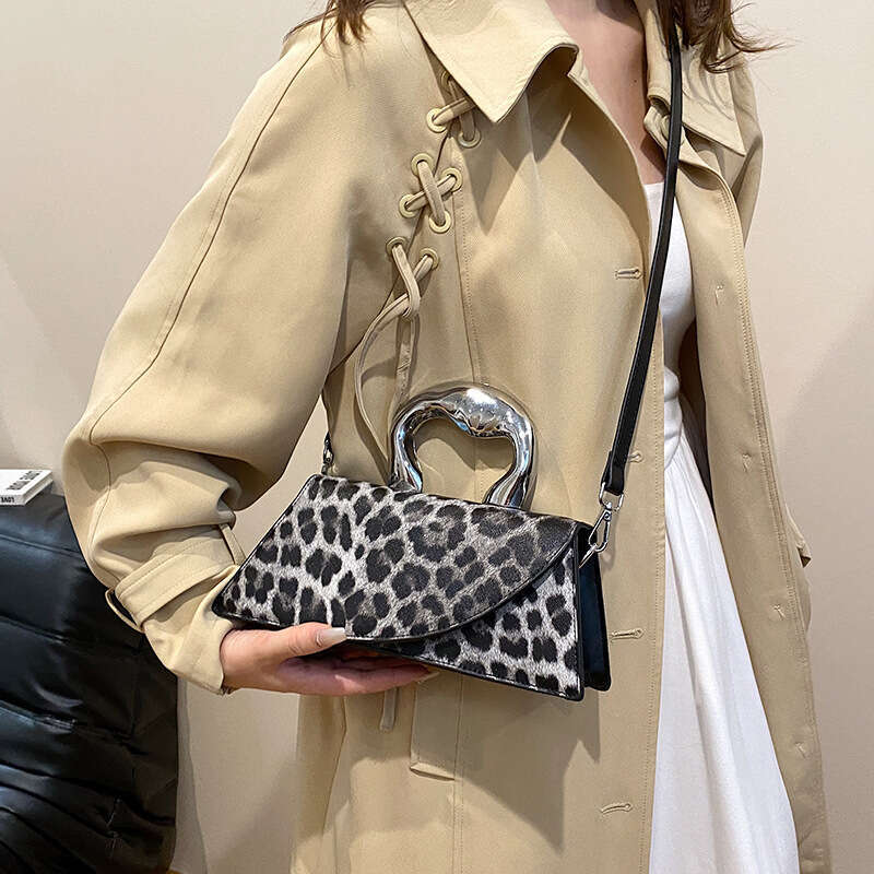 Niche design bag for women, internet celebrity, spicy girl leopard print small square high-end handbag, shoulder crossbody bag, 2024 new style, chic a