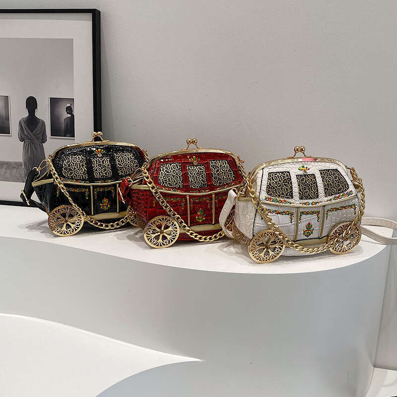 Niche high-end women's handbag Instagram creative carriage commuting crossbody Baroque socialite shoulder bag 2024 new style chic elegant clothin