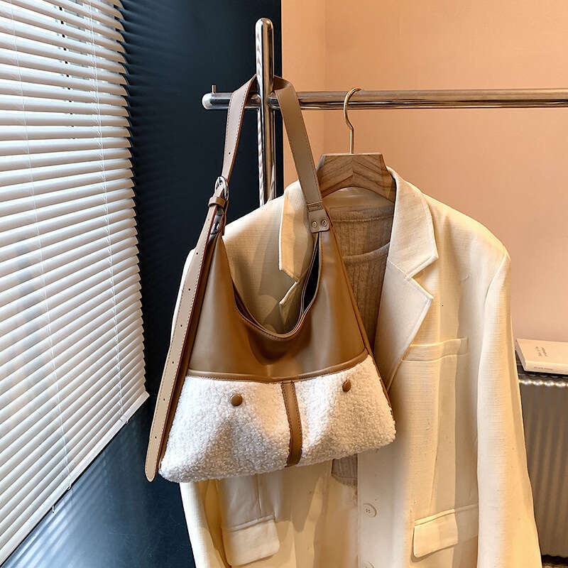 Korean style contrasting underarm fashionable niche texture tote bag, autumn and winter new large capacity multifunctional commuting bag