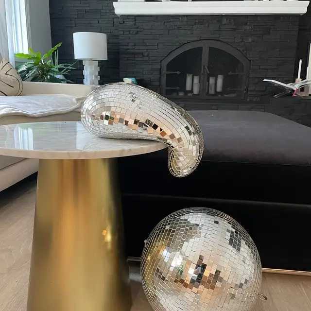 Melting disco ball wall decoration maximizes his decoration indoor flash ball lamp reflection eye shadow art modern sculpture Y241212