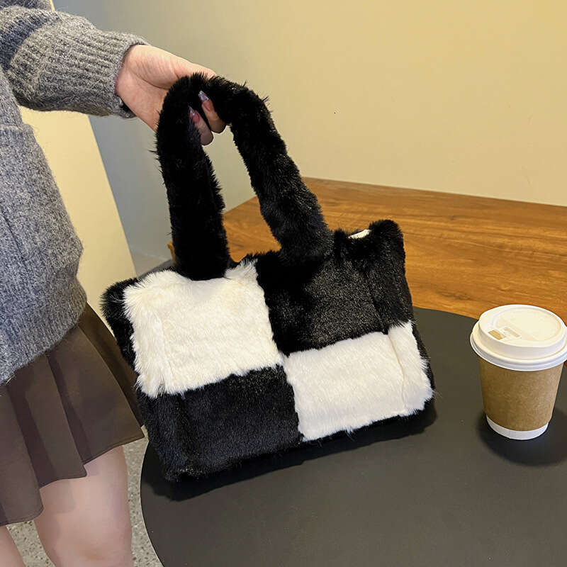 Small niche fur bag for women, autumn and winter fashion, large capacity plush hand-held tote bag, 2024 new casual versatile fashion clothing