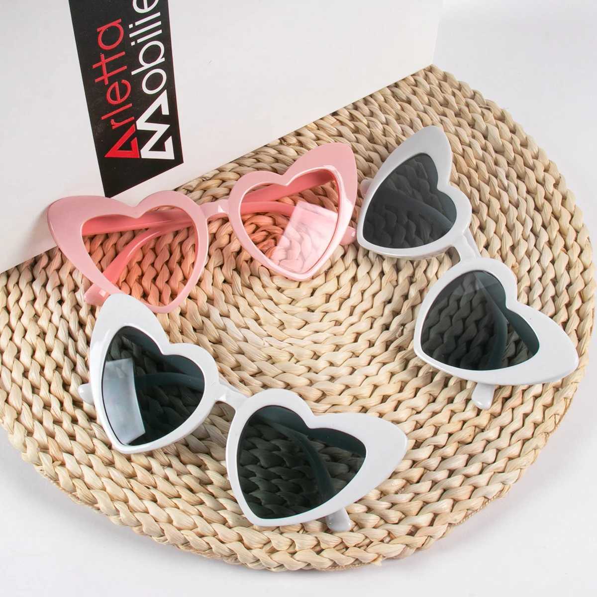 Sunglasses 1/5pcs Heart Shaped Sunglasses Women Cat Eye Female Sun Glasses Vintage Black White Eyewear Wedding Birthday Party Decorations H241213