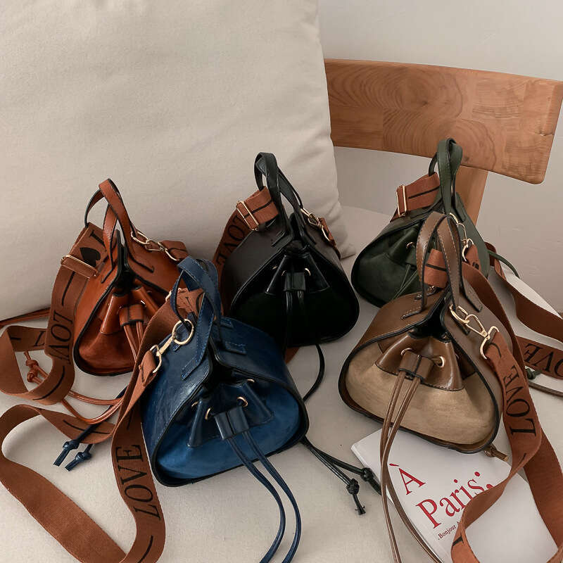 Small niche design women's autumn and winter stylish single shoulder crossbody drawstring bucket bag retro texture handbag 2024 temperament versa