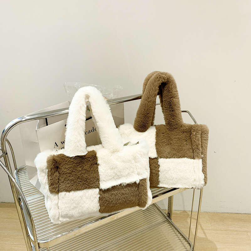 Small niche fur bag for women, autumn and winter fashion, large capacity plush hand-held tote bag, 2024 new casual versatile fashion clothing