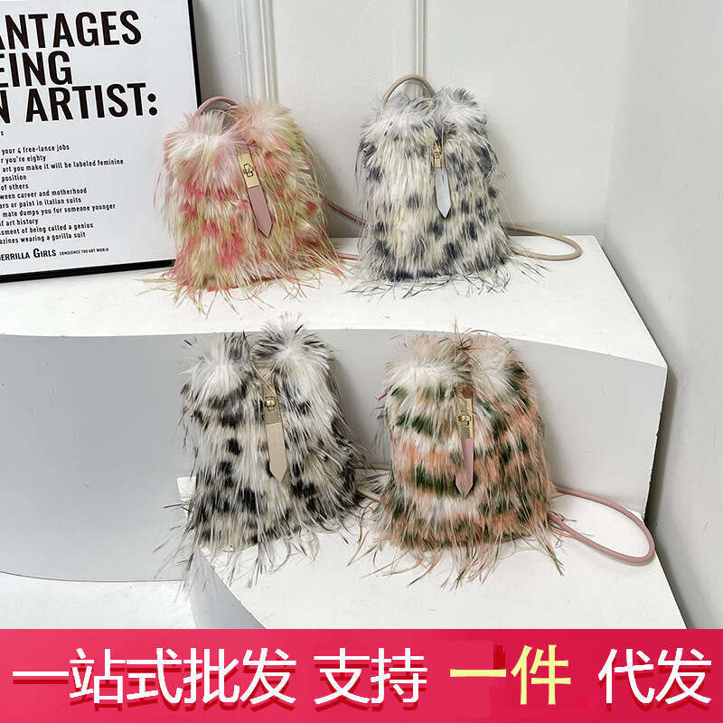 Winter super cool plush for women 2025 new model, tassel contrasting color shoulder bag, crossbody furry phone bag