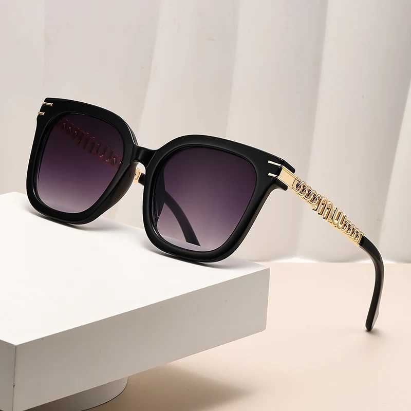 New Women Sunglasses Large Frame Square High-End Sunscreen Sunglasses Stylish Metal Chain Leg Glasses Leisure Outdoor GlassesX241213