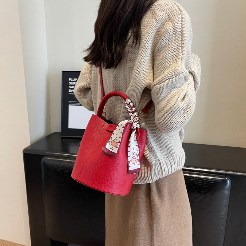 Bucket Type Sewing Thread Shoulder Solid Interior Compartment High Quality Bags For Women Hasp Pu Women's Handbags PU Casual