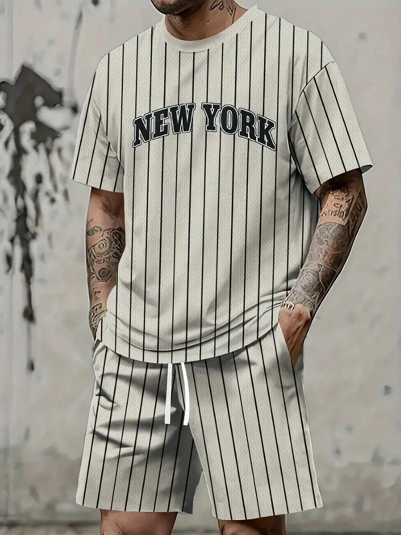 short sleeved set mens Tshirt trend printed round neck with gang handsome sports twopiece 241211