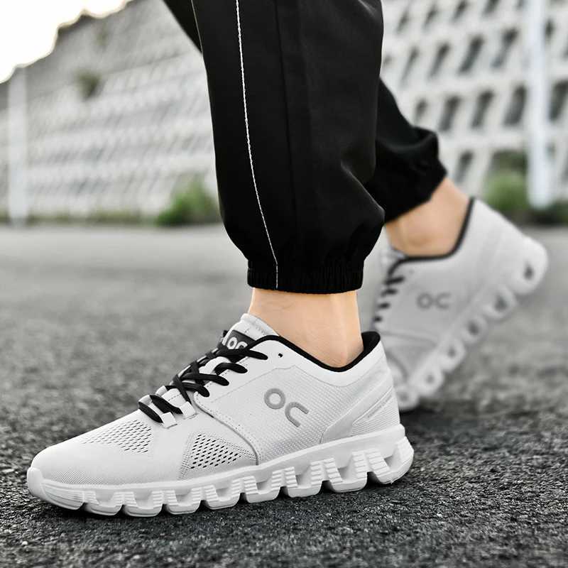 Simple and fashionable cushioned running shoes are fast and comfortable for couplesC250411