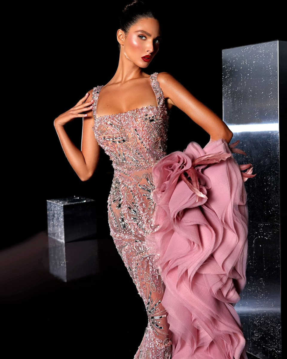 Gorgeous Evening Dresses For Women Square Collar Sleeveless Gown Sequins Crystal Ruffles Sweep Train Customized Dress