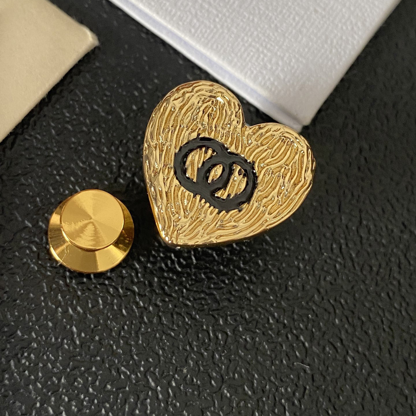 Jewelry Plated Brooches Heart Gold Classical Metal Brooches with Stamp High Quality Womens Brooch Fashion Accessories Christmas Gifts Will Not Fade