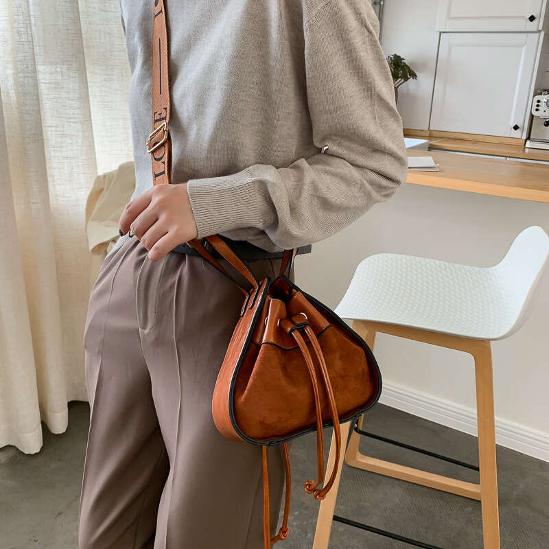 Small niche design women's autumn and winter stylish single shoulder crossbody drawstring bucket bag retro texture handbag 2024 temperament versa