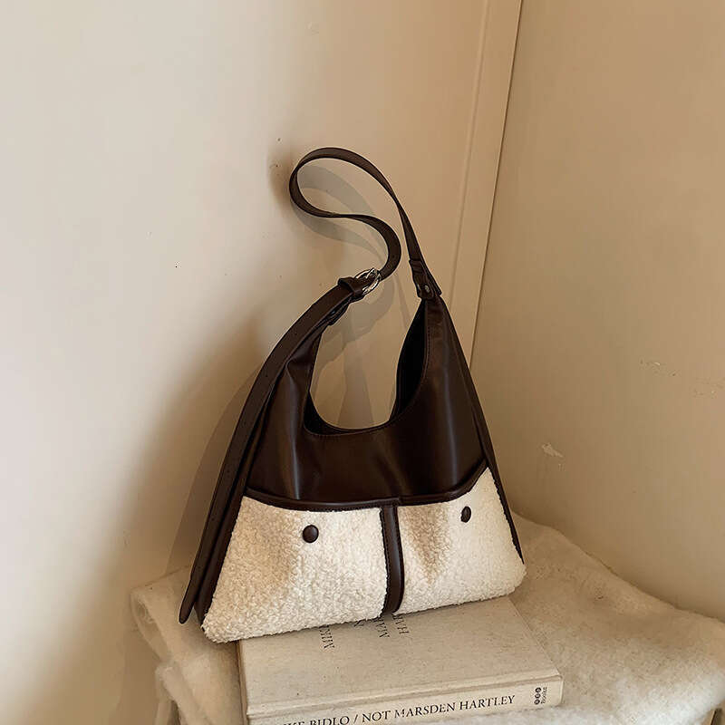Korean style contrasting underarm fashionable niche texture tote bag, autumn and winter new large capacity multifunctional commuting bag