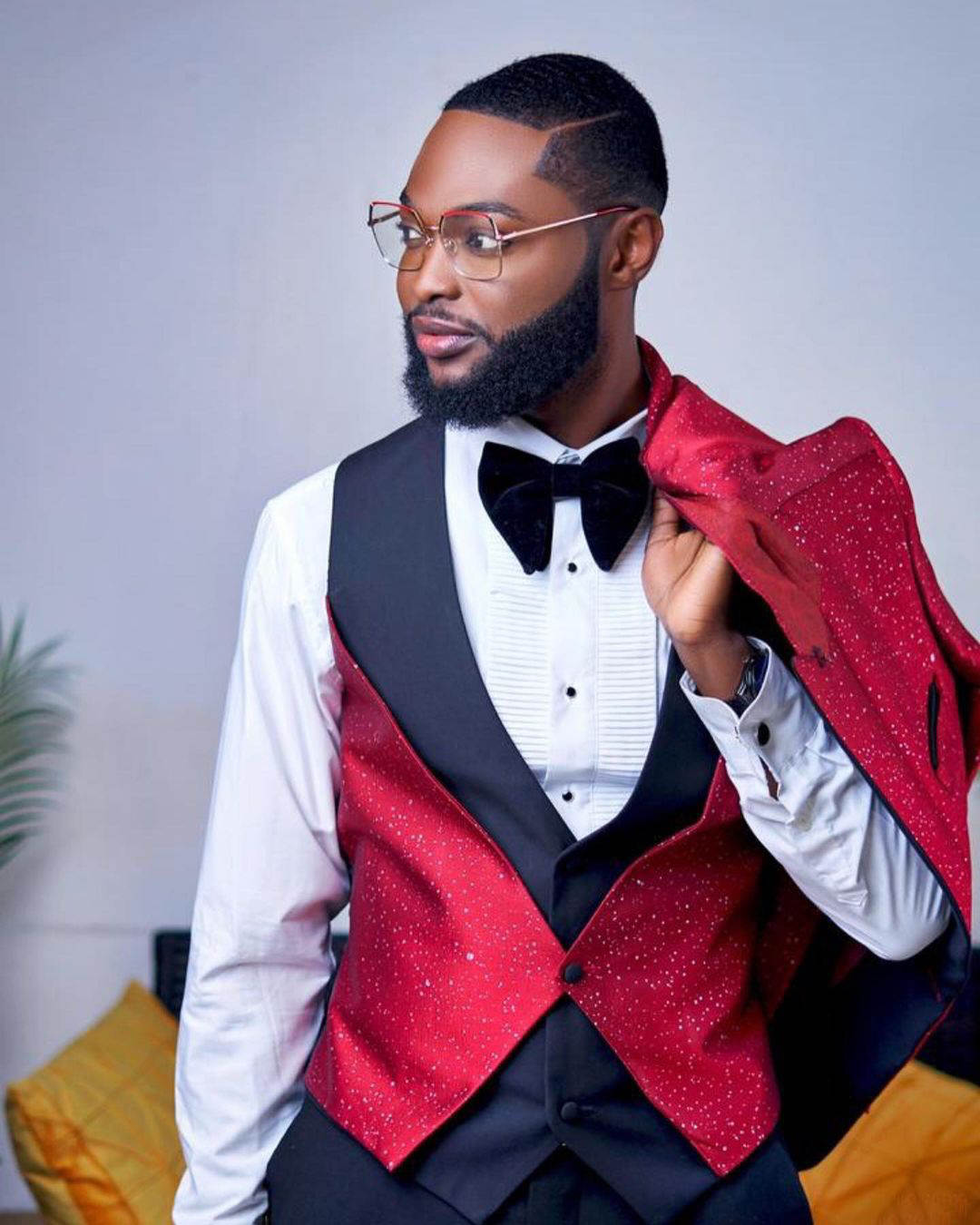 Designer Men Suits 3 Piece Set Jacket Pant Vest Peaked Lapel Fashion Wedding Tuxedos One Button Business Bling Groom Tuxedo suit Customized