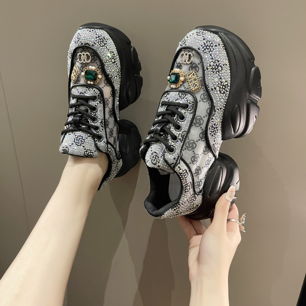 2025 new women's sports shoes luxury diamond casual shoes breathable designer casual thick soled sports shoes height increasing soft soled outdoo