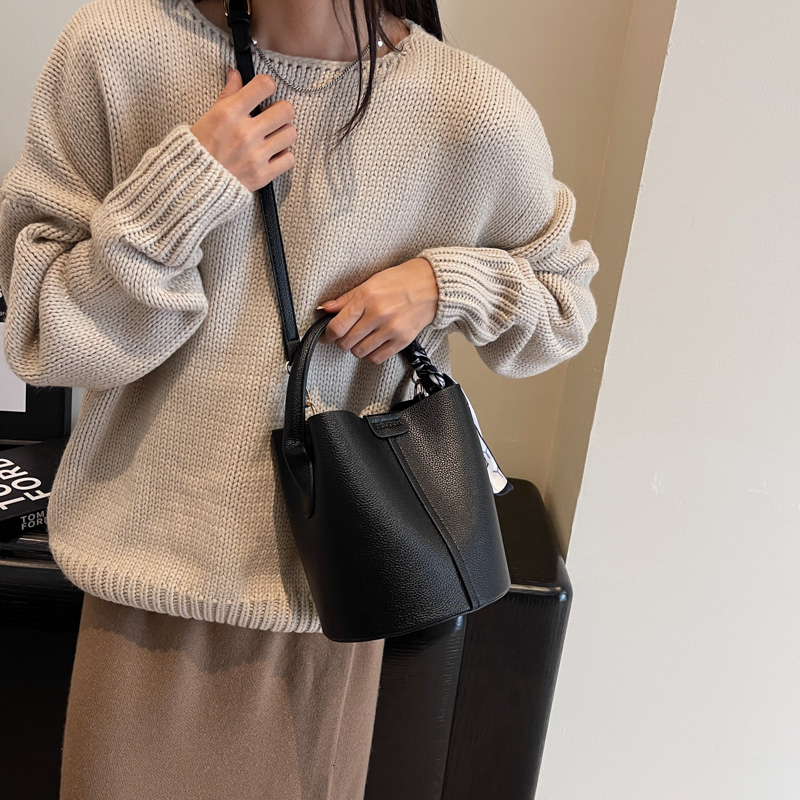 Bucket Type Sewing Thread Shoulder Solid Interior Compartment High Quality Bags For Women Hasp Pu Women's Handbags PU Casual