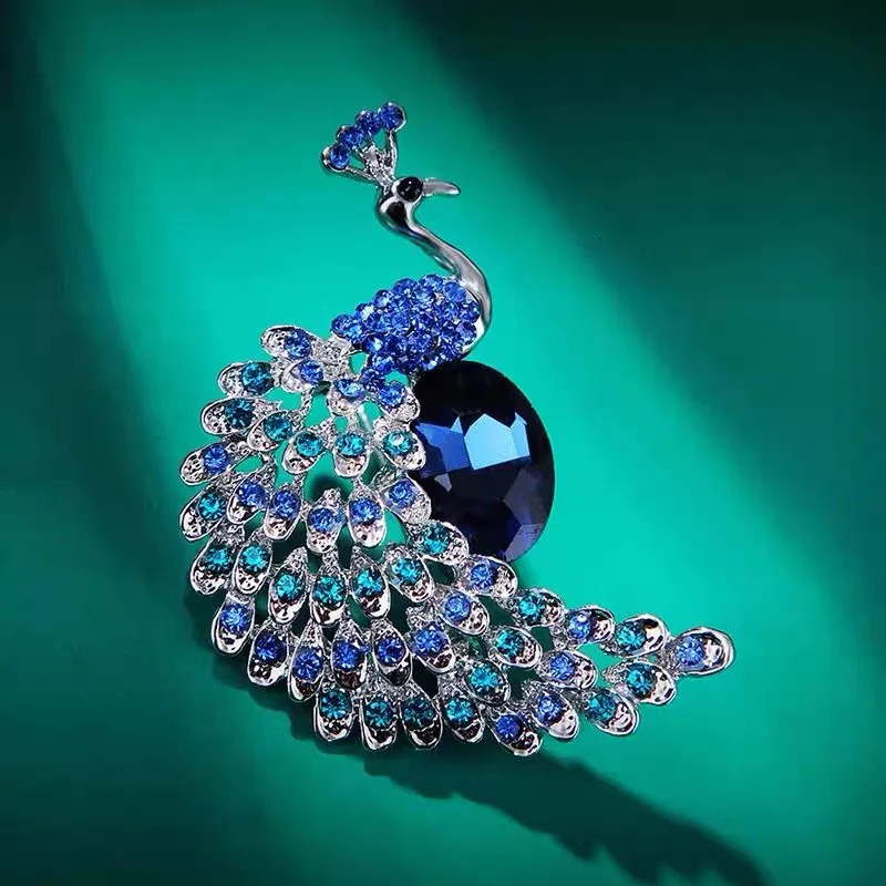 Diamond Peacock Bird Cage Pin Jewelry Banquet Christmas Elegant Coat Accessories and Gifts 241210