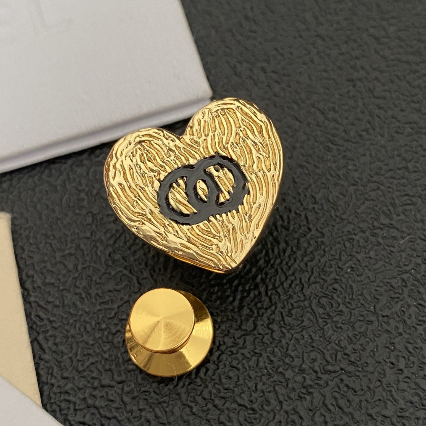 Jewelry Plated Brooches Heart Gold Classical Metal Brooches with Stamp High Quality Womens Brooch Fashion Accessories Christmas Gifts Will Not Fade