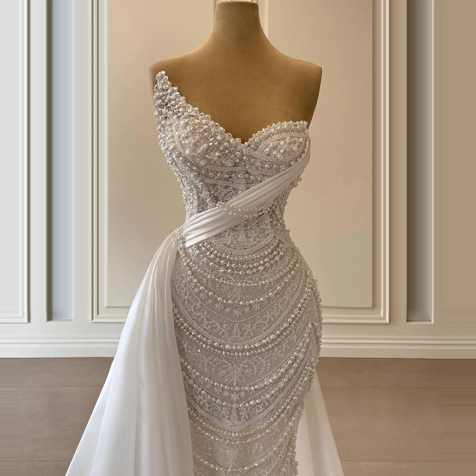 Elegant Mermaid Wedding Dresses For Women Strapless Sleeveless Gown Beaded Applique Sweep Train Customized Dress Party Vestido De Novia