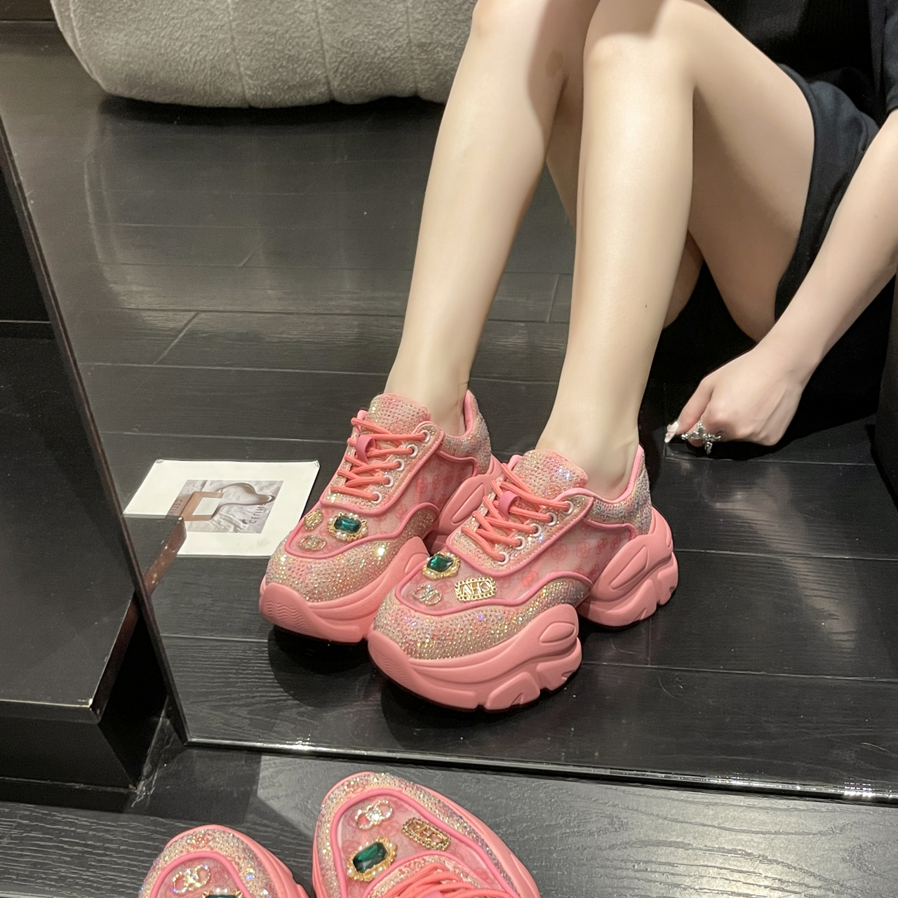 2025 new women's sports shoes luxury diamond casual shoes breathable designer casual thick soled sports shoes height increasing soft soled outdoo